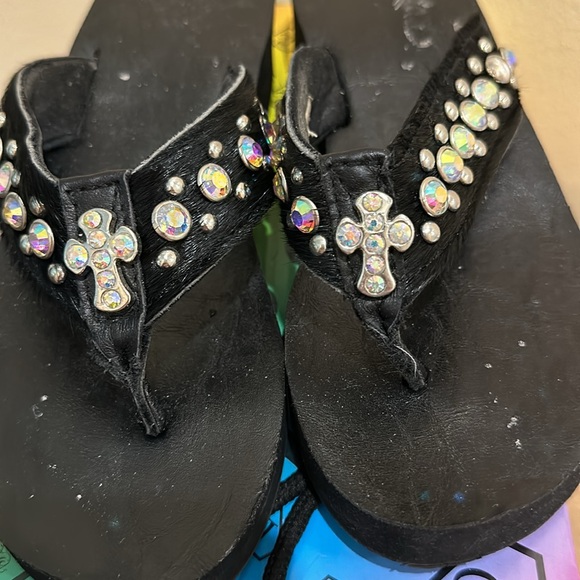COWGIRL JEWELS SIZE 7 LEATHER UPPER WITH RHINESTONE CROSS. Thong. - Picture 2 of 3